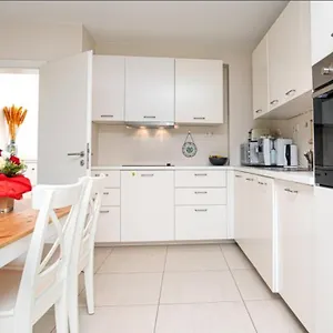  Guest house Elegant Spacious Room, Steps From Train Station